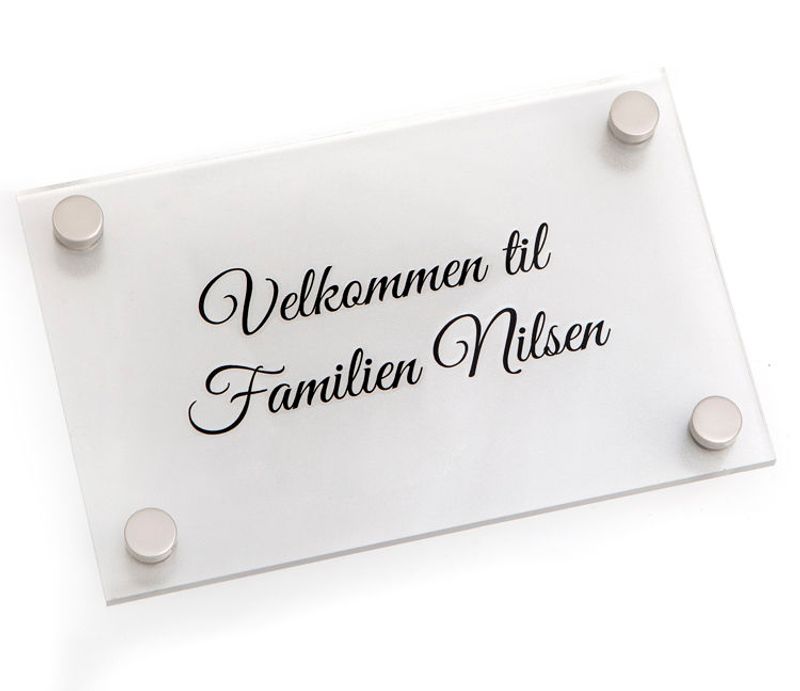 Akrylskilt med frostet bakside & avst.stk. i alu. 11x17 cm