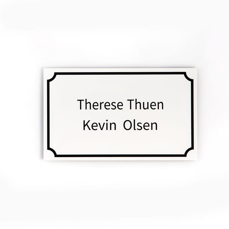 Dørskilt med hvit bunn og vintage utseende  7,5x12 cm