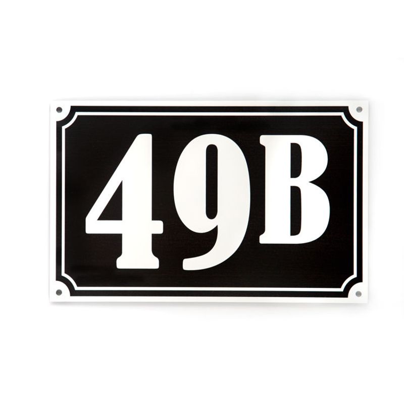 Husnummer med sort bunn og hvit tekst 14x22 cm.